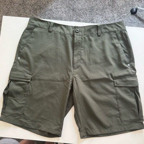 Men’s Under Armour shorts size 36 - Picture 1 of 5